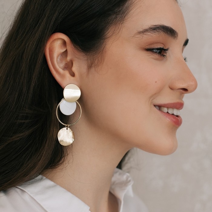 Серьги с перламутром &laquo;Сиа&raquo; мятые диски, цвет белый в золоте