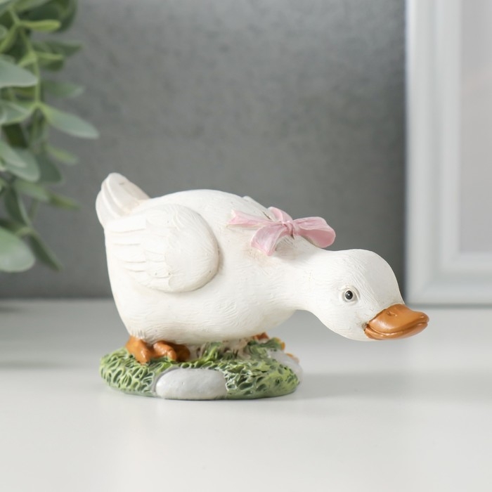 Сувенир полистоун "Гусёнок с розовым бантом на полянке" 12х5,5х5,5 см