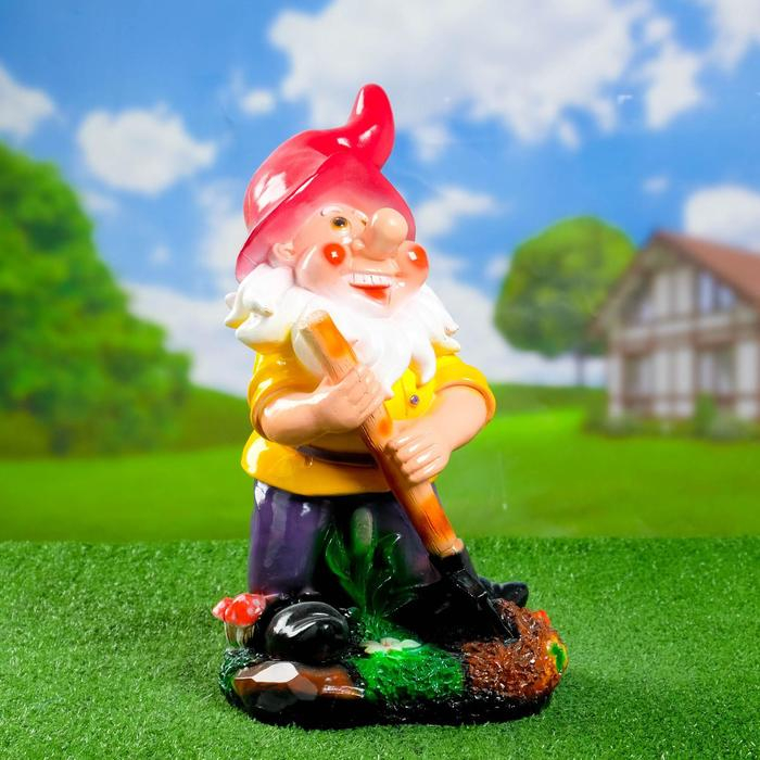 Садовая фигура "Гном с лопатой на подставке" 26х24х42см