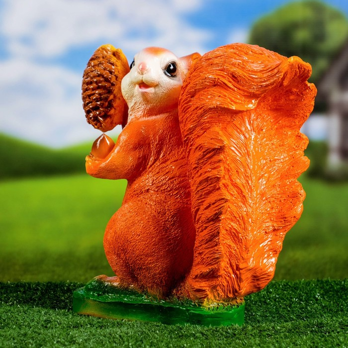 Садовая фигура "Белка с шишкой" 13&times;18&times;28см