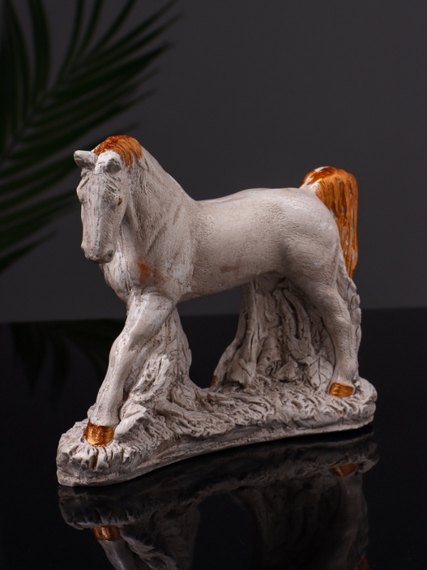 Статуэтка "Конь Граф" 12х16х6 см, цвет бежевый