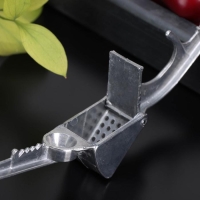 Пресс для чеснока, алюминиевый Пресс для чеснока, алюминиевый