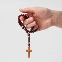 Чётки деревянные &laquo;Православные&raquo; с крестиком, 50 бусин через золотистый шарик, цвет тёмно-коричневый