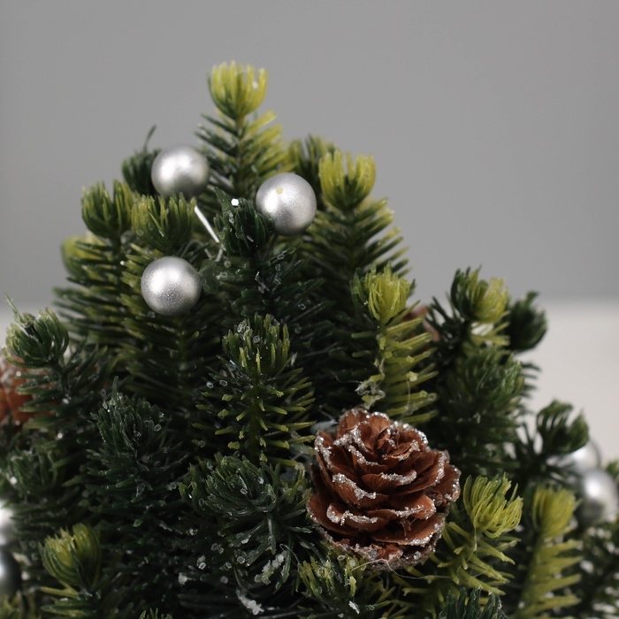 Искусственная ёлка настольная &laquo;Зимнее волшебство. Звезда&raquo;, в мешочке, 17 см, ветки литые отгибаются, шишки, декор