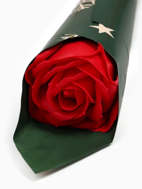 Новогодняя мыльная красная роза