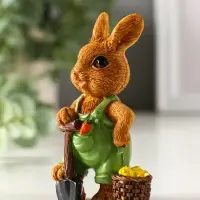 Сувенир полистоун "Зайчик-огородник с корзиной с урожаем" МИКС 4,8х3,2х9 см