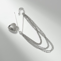 Булавка &laquo;Сердце&raquo; с цепочками, цвет серебро