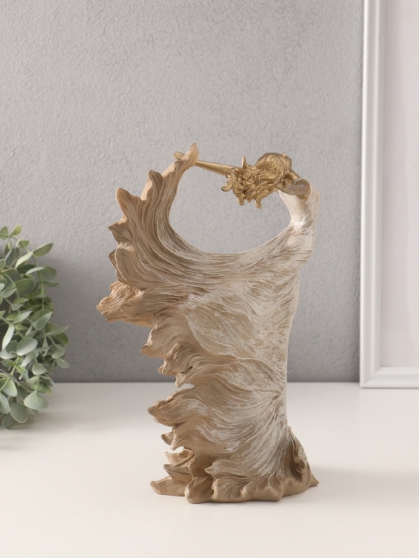Сувенир полистоун "Свобода. Девушка в летящем платье" бежевый 21х14х30,5 см