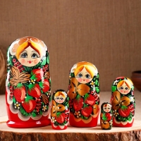 Матрёшка &laquo;Земляничка&raquo;, чёрный платок, 5 кукольная, 18 см