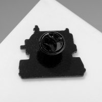 Значок &laquo;Швейная машинка&raquo; с сердцем, цвет бело-розовый в чёрном металле