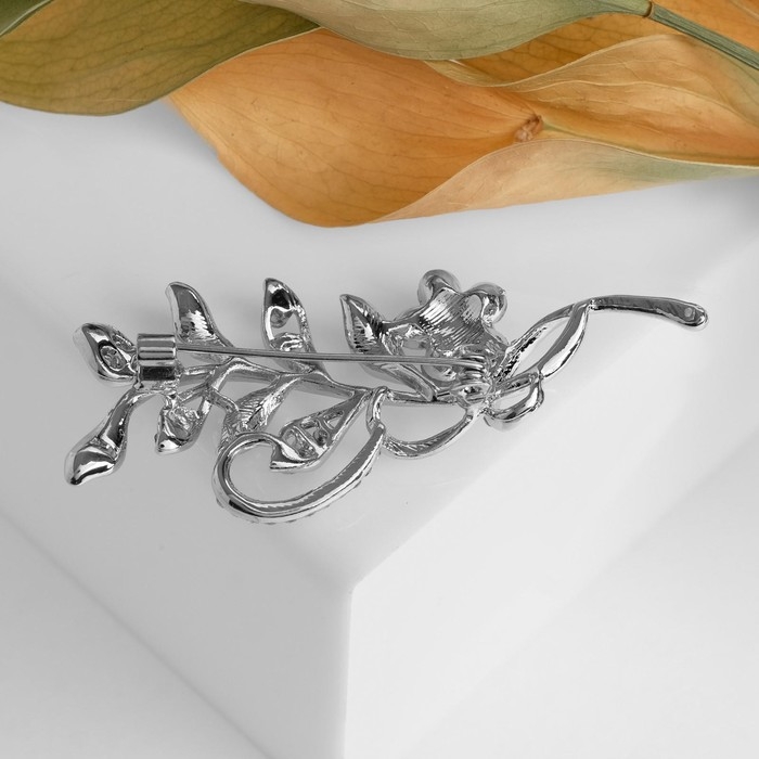 Брошь &laquo;Ветвь&raquo; с цветком, цвет белый в серебре