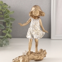 Сувенир полистоун "Малышка с улиткой на коряге" бронза с серебром 9,5х4,5х15 см