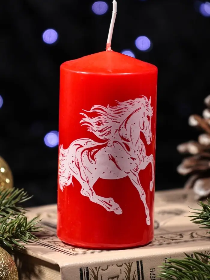 Свеча столб 50*100 мм с накаткой "Символ года" , Конь, красная