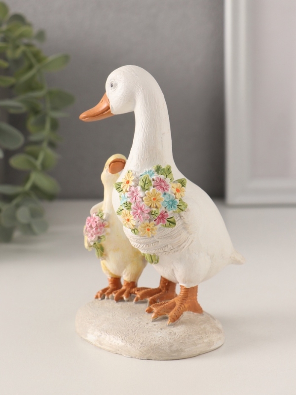 Сувенир полистоун "Утка с утёнком с букетами цветов" 8х8х13 см