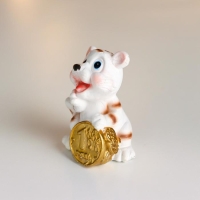 Сувенир полистоун "Тигрёнок с золотым рублём/подковой" МИКС 6,8х4,7х5,5 см