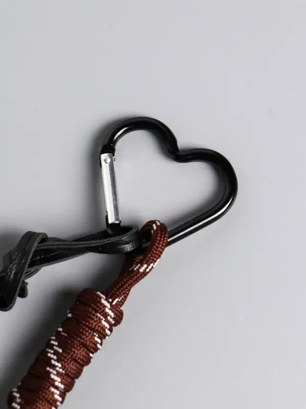 Брелок на карабине кожзам, текстиль "Такса" с узлом 25х13х1,5