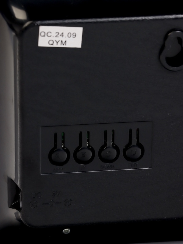 Часы электронные настенные, календарь термометр, 36.2 х 15.5 см, зеленые цифры 10 х 4.5 см   1076627