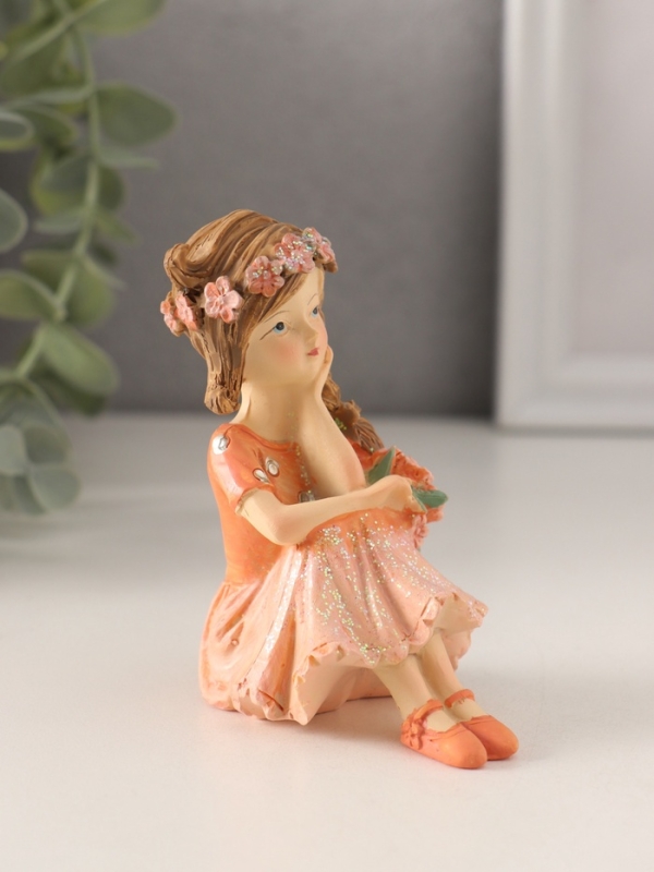 Сувенир полистоун "Девочка с пышной косой, с букетиком" персиковый 7х4,5х8,5 см