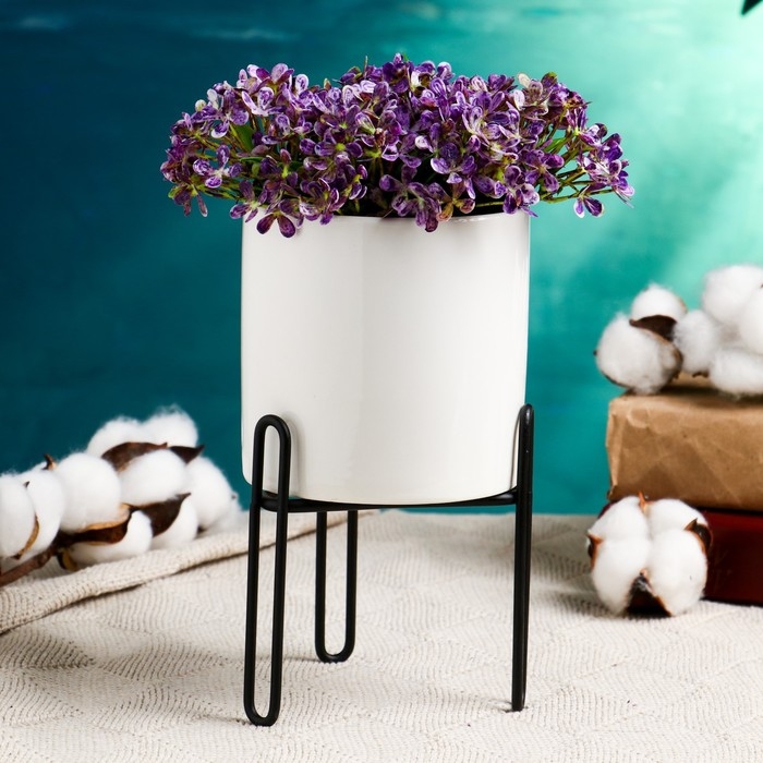 Кашпо Кашпо "Цилиндр" белое, на черной подставке, 14х10х10см