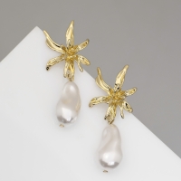 Серьги с жемчугом &laquo;Бусина&raquo; груша с цветком, цвет золото