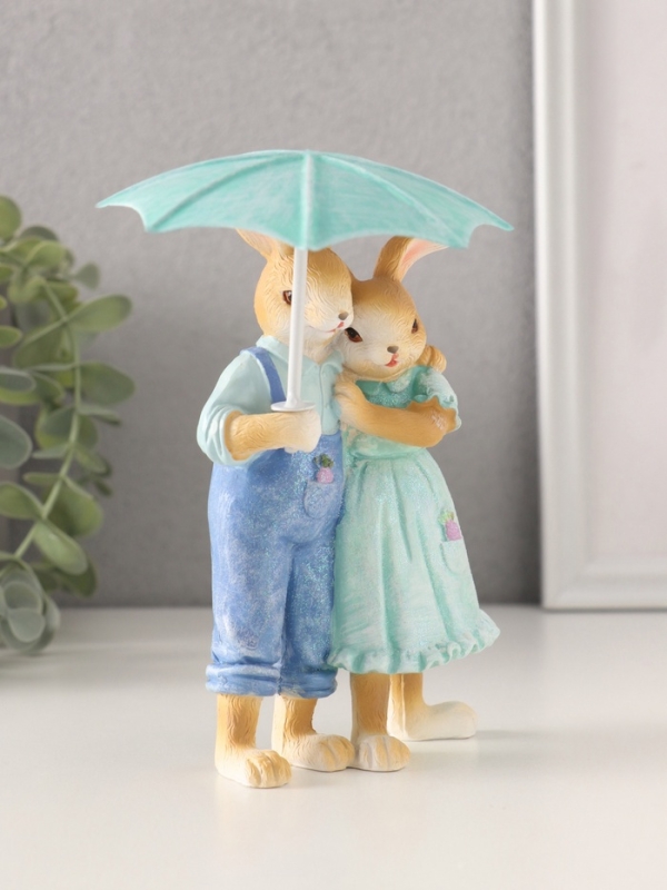 Сувенир полистоун "Парочка кроликов в голубых нарядах под зонтом" 8,5х4,5х14/17 см