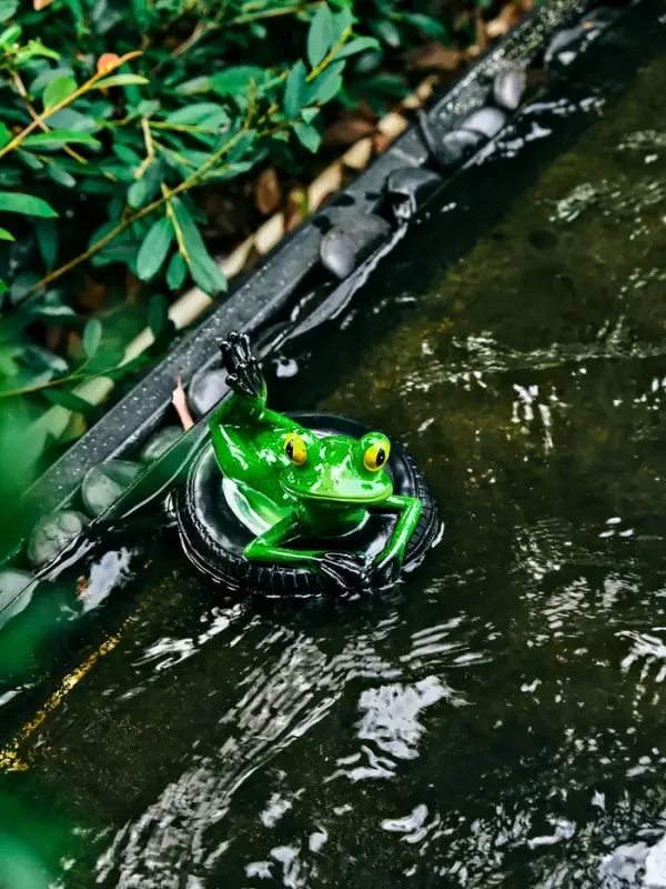 Садовая фигура 14 х 13 х 9,5 см "Лягушка на шине" Водоплавающая