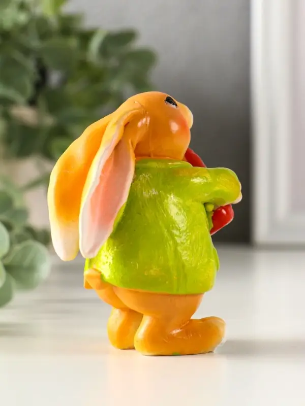 Сувенир полистоун "Зайчик с морковью, в зелёном пальто" 7х4,5х9 см