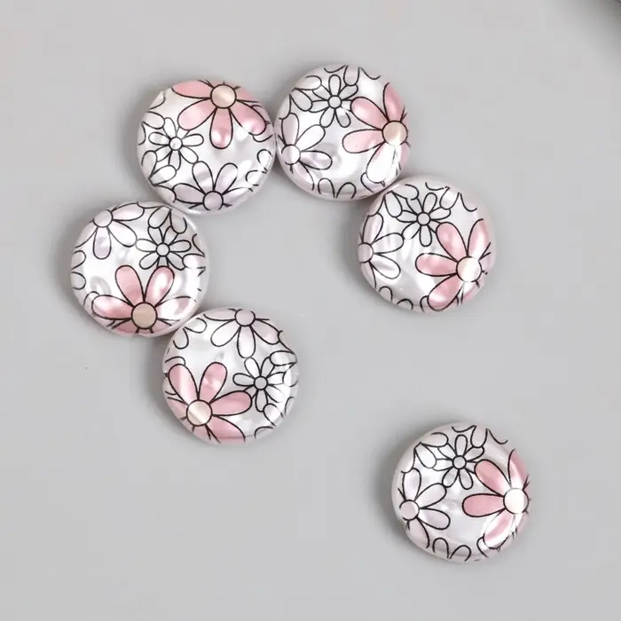 Бусина для творчества пластик "Жемчужный плоский круг с ромашками" 0,5х1,6х1,6 см