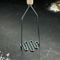 Толкушка с деревянной ручкой &laquo;Змейка&raquo;, 27 см