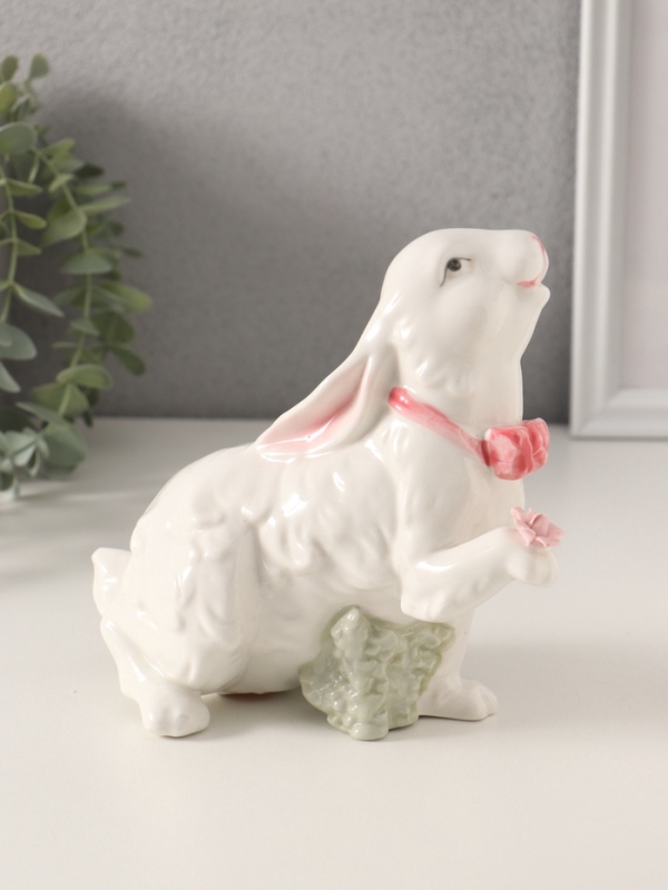 Сувенир керамика "Белый кролик с розовым бантом и розочками" 17,5х9,5х16 см