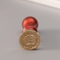 Печать для сургуча с пластиковой ручкой "Венок с буквой A" 2,5х2,5х6,3 см