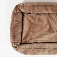 Лежанка для кошек и собак велюровая Pet Lab, 45 х 40 х 15 см, бежевая