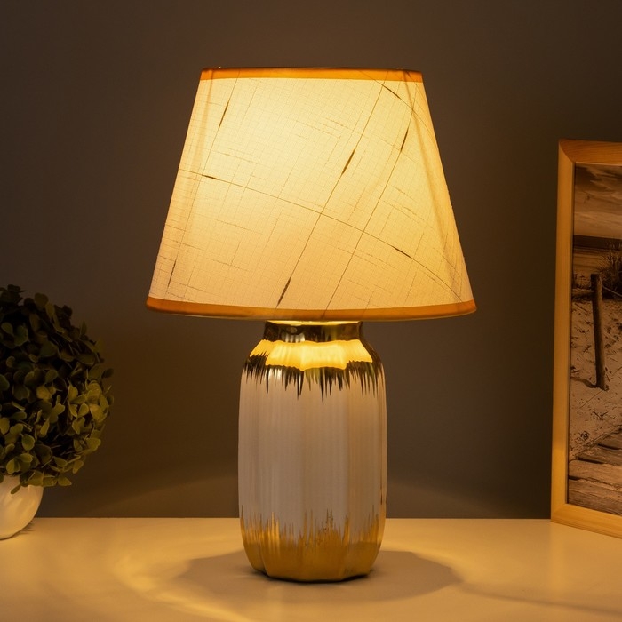 Лампа настольная "Мартина" 1х40Вт Е14 белый/золото 24х24х40см