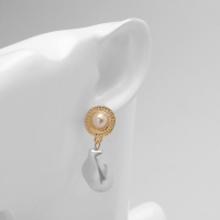 Серьги с жемчугом &laquo;Абстракция&raquo; крупная бусина, цвет золото