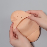 Носочки для педикюра, силиконовые, с перфорацией, 18 &times; 8 см, цвет бежевый