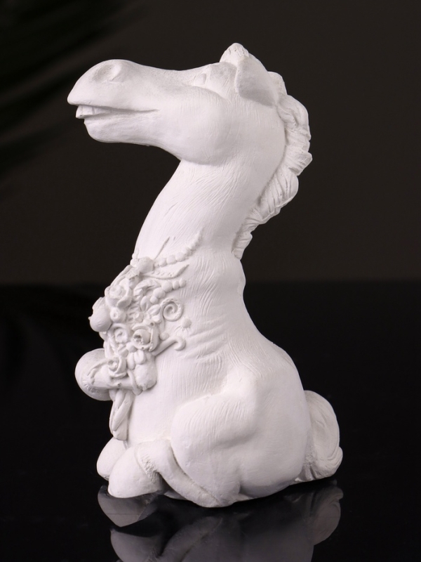 Статуэтка "Конь с букетом" 11см, натуральный