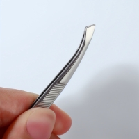 Пинцет загнутый ZINGER, широкий, 8,5 см, на блистере, цвет серебристый, В-5561-S