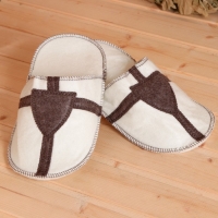 Набор подарочный 4 предмета белый "Крестоносец" (шапка, коврик, рукавичка,тапочки) Набор подарочный 4 предмета белый "Крестоносец" (шапка, коврик, рукавичка,тапочки)