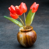 Сувенир &laquo;Тюльпаны в вазе&raquo;, 5 цветков, малая, 9&times;12 см, селенит, оникс