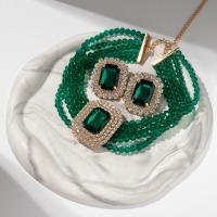 Набор 2 предмета; серьги, колье &laquo;Роскошь&raquo; крупный камень, цвет зелёный в золоте, 42 см