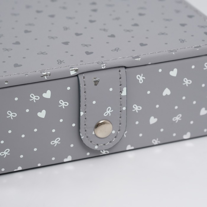 Шкатулка кожзам для украшений с зеркалом "Сердечки" серая матовая тиснение 15х21,5х5,5 см