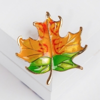 Брошь &laquo;Лист&raquo; кленовый, цвет оранжево-зелёный в золоте