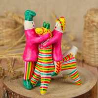 Филимоновская игрушка &laquo;Папа учит сына&raquo;