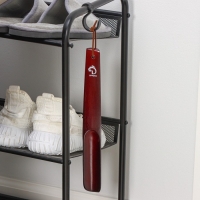 Ложка для обуви Доляна, с петелькой, деревянная, 30&times;4 см, коричневая