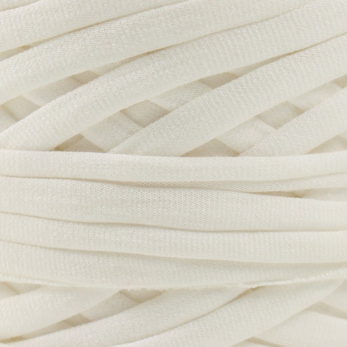 Трикотажная пряжа, ширина 7-9 мм, 100м/295 гр&plusmn;10% (01 - ваниль)