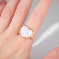 Кольцо &laquo;Сердце&raquo; перламутр, цвет радужно-белый в золоте, безразмерное