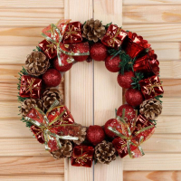 Венок новогодний d-22 см "Красные шарики, колокольчики, подарки"