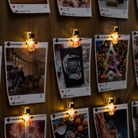 Гирлянда «Нить» 2 м роса с насадками «Прищепки-снеговик», IP20, серебристая нить, 20 LED, батарейки ААх2 (нет в комплекте), свечение тёплое белое Гирлянда «Нить» 2 м роса с насадками «Прищепки-снеговик», IP20, серебристая нить, 20 LED, батарейки ААх2 (нет в комплекте), свечение тёплое белое