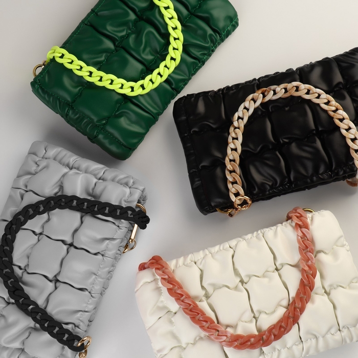 Цепочка для сумки, пластиковая, с карабинами, 15 &times; 21 мм, 68 см, цвет чёрный/золотой