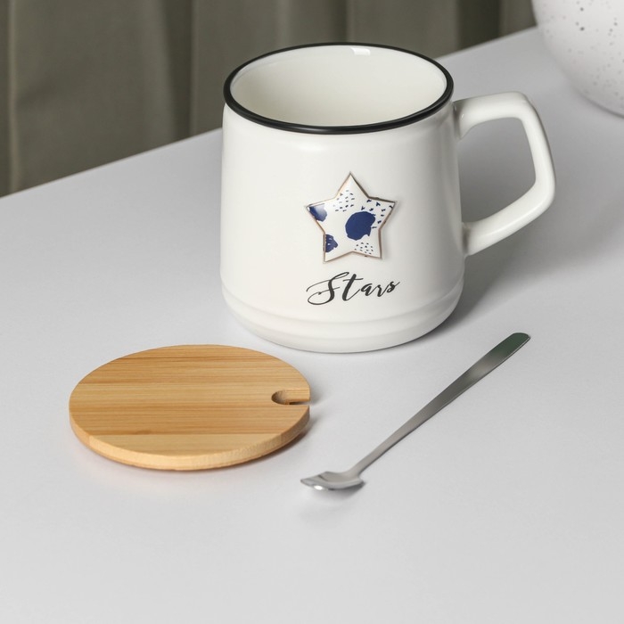 Кружка керамическая с крышкой и ложкой &laquo;Звезда&raquo;, 350 мл, цвет белый